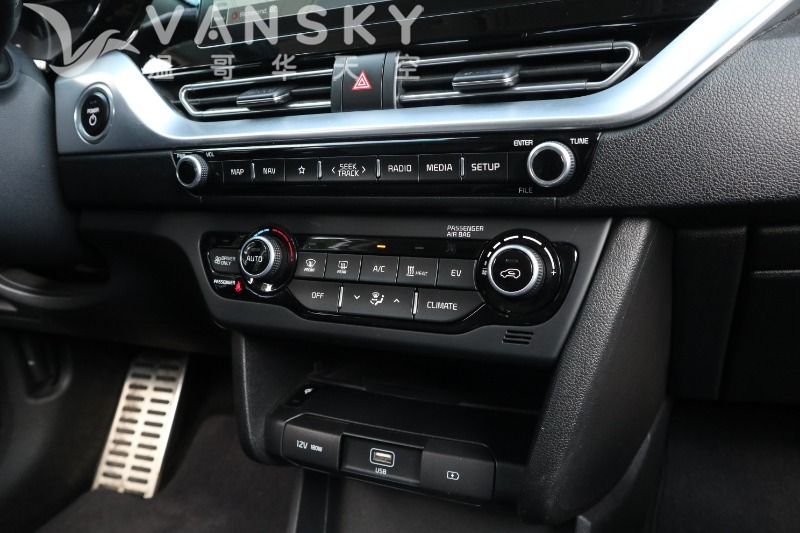 250914120519_2022 Kia Niro EV SX Touring White 27.JPG